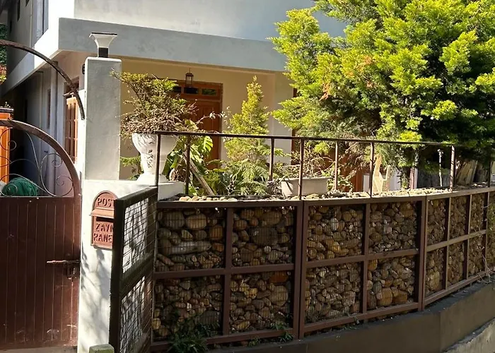Apple Cherry Pine Green Homestay
